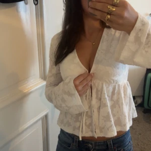 Vit blommig omlottblus med knyt - Superfin vit blus från Gina, bara tagit bort lapp så helt ny