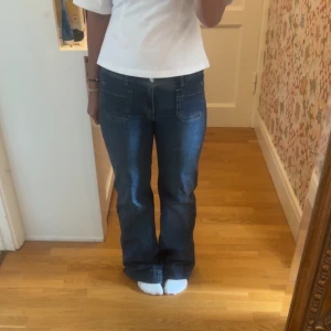 jeans från Nelly - Helt nya jeans från Nelly fick hem de i veckan men passade för stort. Storlek 28 och är stretchiga. Men är jätte snygga och många på tikok bland annat Tilde Sundberg har dessa jeans 