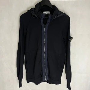 Stone Island cardigan - Riktigt soft Stone Island cardigan i storlek M, passar även S. Väldigt fint skick. Perfekt för hösten.