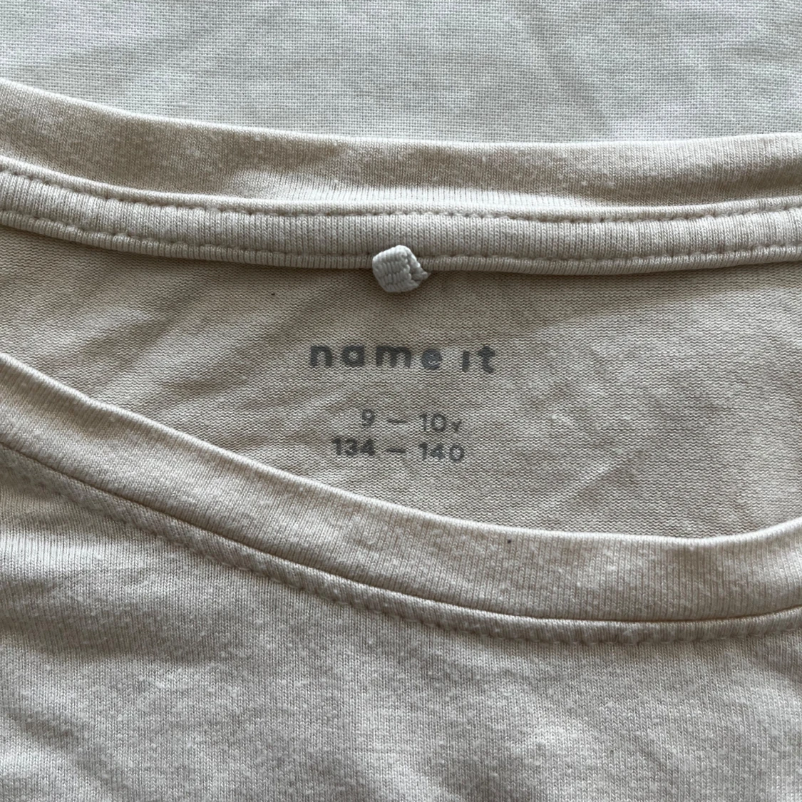 Beige t-shirt med tryck från Name It - 4