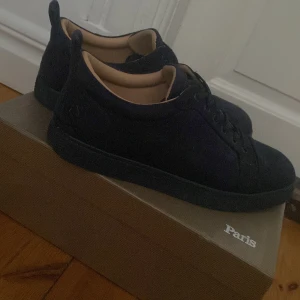 Mörkblå sneakers från Christian Louboutin - Mörkblå loubs nypris 8800kr säljer för 3000 knappt använda bra skick.
