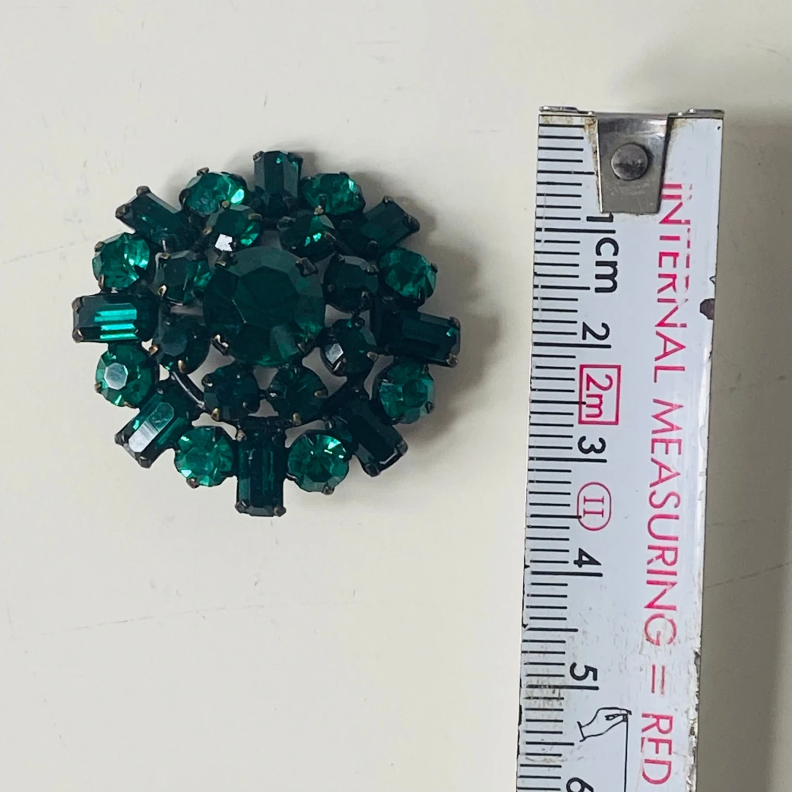 Grön glittrig brosch med stenar - 4