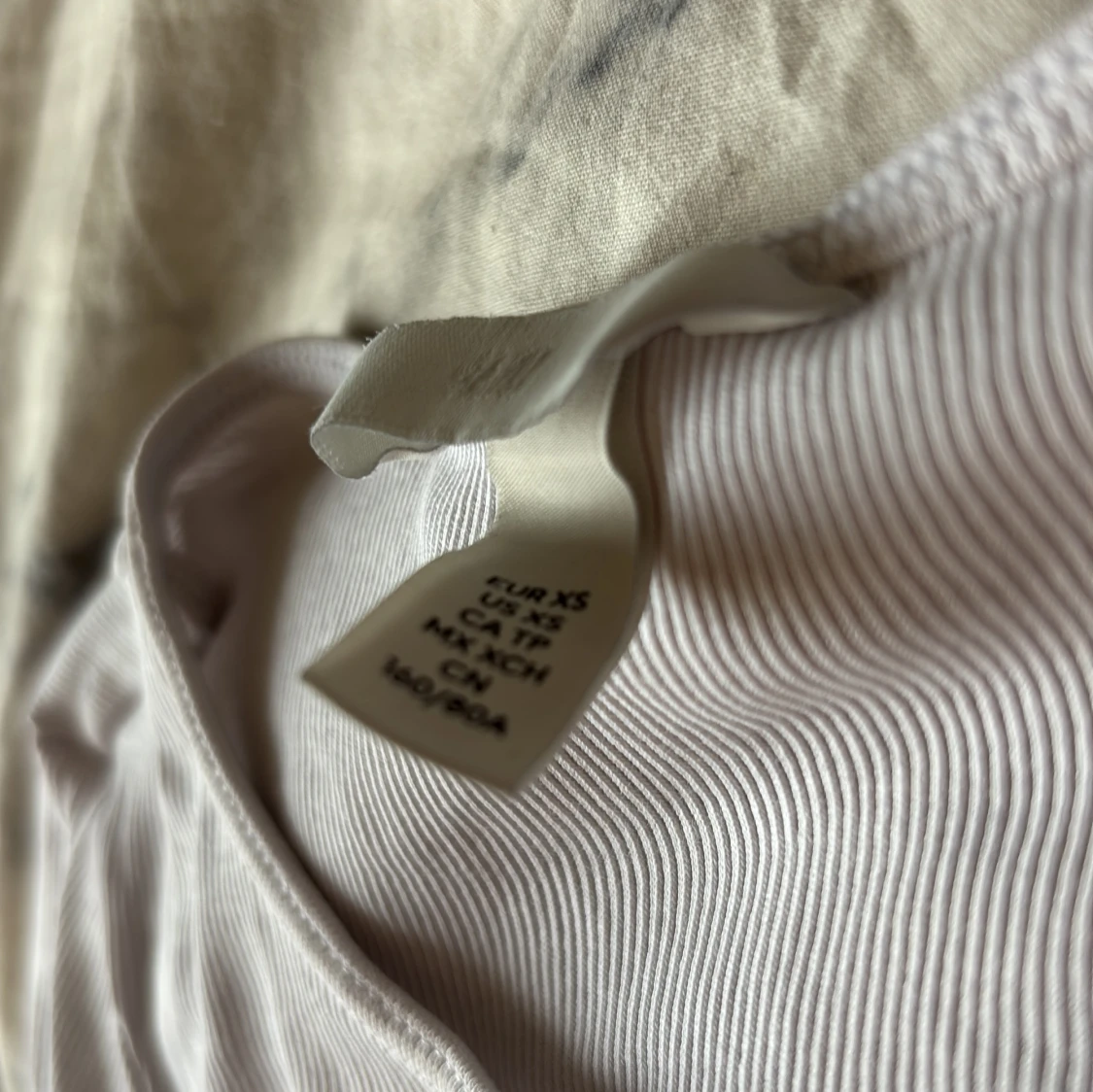 Vit ribbad t-shirt från H&M - 1