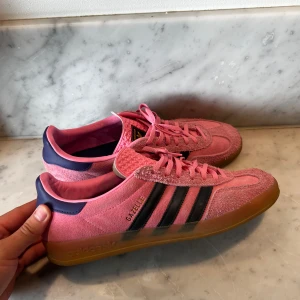 Adidas Gazelle rosa sneakers mocka - Tjena, säljer ni mina snygga Adidas Gazelle i rosa.   Perfekta för dig som vill ha färg på fötterna och sticka ut från mängden. Knappt använda, skick 9,5/10. Hör gärna av er vid funderingar 🙌