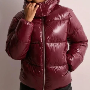 Nelly glansig vinterjacka  - Säljer denna superfina vinröda pufferjackan ifrån nelly. Fickor framtill och avtagbar luva. Har använts sparsamt under en vinter och är i toppenskick! Storlek S. Hör av dig vid frågor eller om fler bilder önskas 💗