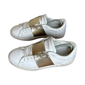 Valentino opens  - Valentino open sneakers, storlek 41, skick 8.5-10 väldigt fräsha kommer med Dustbag. finns att köpa på våran hemsida, Fashionels.com