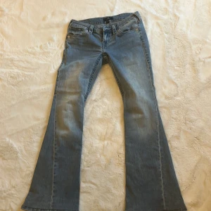 Ljus true religion jeans - Jag säljer ett par ljusblå jätte fina True Religion-jeans i storlek w26. Har bara använt dem runt 3 gånger och tycker bara inte de passar  mig. De är uppsydda  ca 8 cm och passar mig som är 163 cm lång. Det är väldigt enkelt att ta ned dem, då passar de en person som är 172–173 cm. De är i superfint skick och ser helt nya ut. Hör av dig för mer info. ❤️köpta för 1400