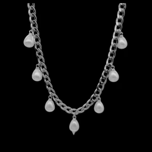 Silverhalsband med droppformade pärlor - Chunky silverfärgat halsband med sju droppformade vita pärlor som hänger längs kedjan. Kedjan är grov och ger ett coolt statement-utseende, medan pärlorna tillför en elegant touch. Perfekt för dig som vill sticka ut med en mix av edgy och classy vibes.