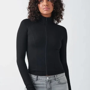 SÖKER - Söker denna från Gina i st xs. Svart, vit eller rosa, kan köpa för ca 100 kronor. 💕