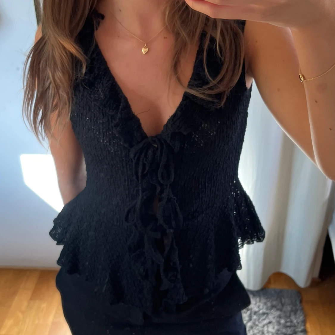 Svart linnetopp med snörning