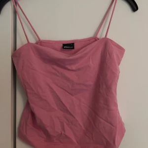 Rosa linne från Gina Tricot - Rosa linnetopp från Gina Tricot med tunna axelband.