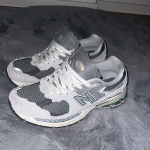 New balance 2002r - Ett par new balance Som Jag köpte förra sommaren. Säljer på grund av att de inte kommer till användning längre. Mitt pris är 699 på grund de bra skicket och eftersom jag inte har lådan kvar till dessa. Hör av er vid mer frågor. 