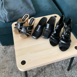 Tre par svarta klackskor i skinn - Säljer tre par svarta klackskor: ett par sandaler från Exani med öppen tå, remmar och spänne, ett par slip-in pumps med fyrkantig tå och ett par sandaler med flätade remmar och öppen tå. Alla i svart skinn och med klack.