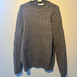 Kabelstickad tröja från Mango - Jättebra skick, använd ett fåtal gånger. Inga defekter osv. Storlek S. Skriv för fler bilder elr frågor 👋