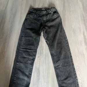 Grunt jeans - Säljer ett par svarta jeans från Grunt rak passform,. Perfekt för dig som gillar en enkel och clean stil. Street loose, helt nya använda ett fåtal gånger. Storlek 170/28 i midjan. Priset är ej hugget i sten