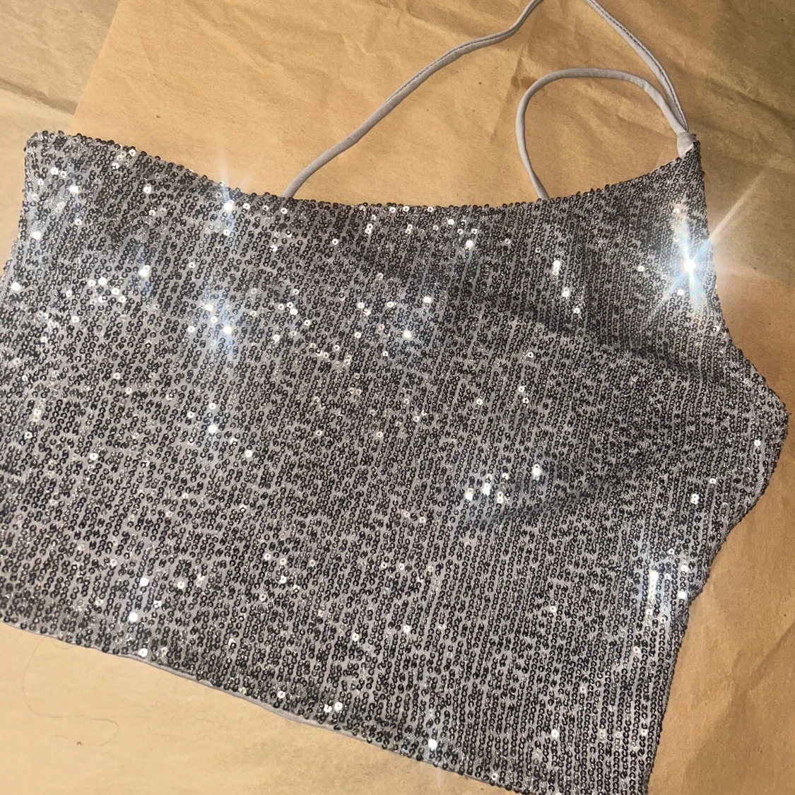 Glittrig silver one shoulder topp