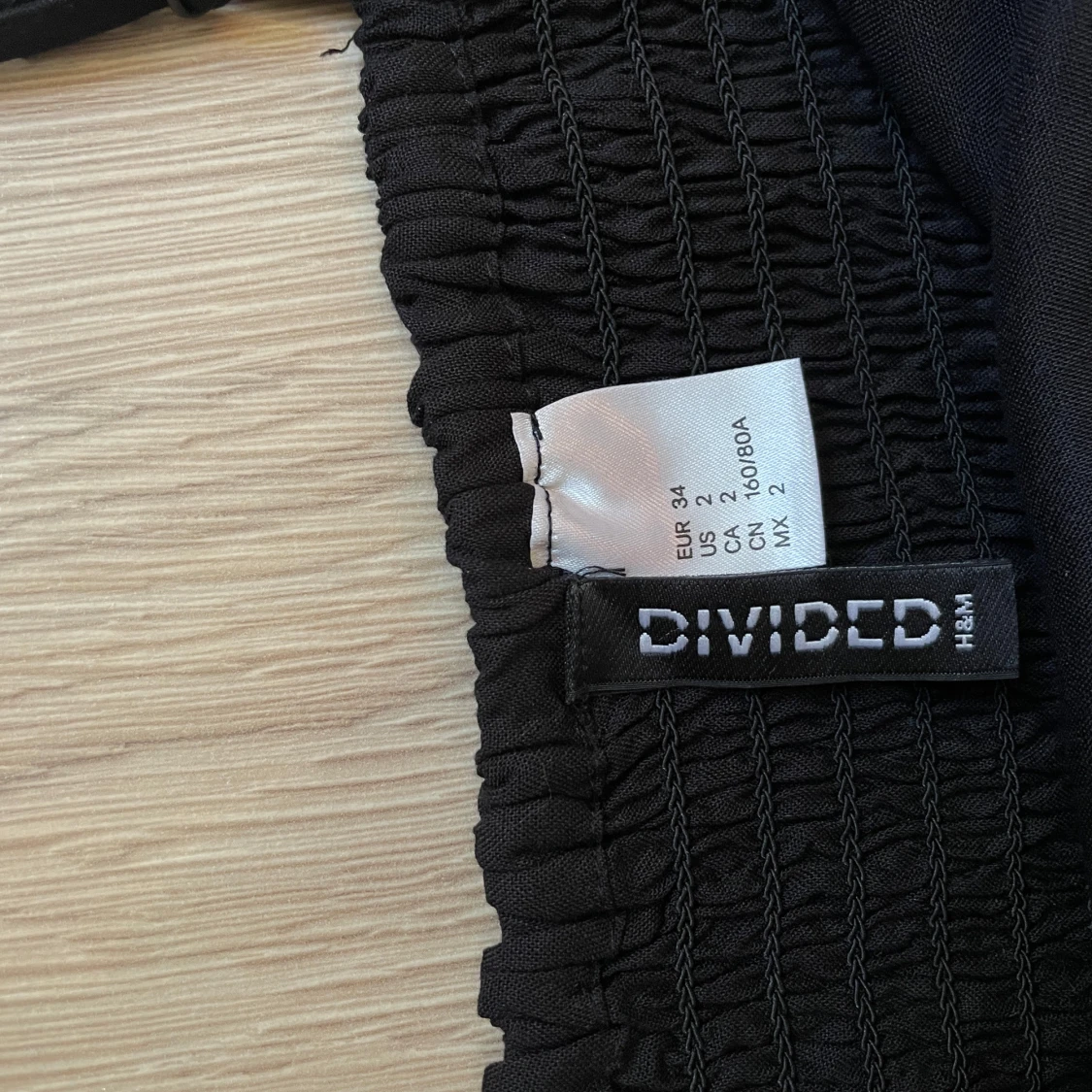 Svart kort klänning med smala axelband - 4