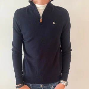 MORRIS HALF ZIP - Morris half zip i 100% merinoull - Storlek S, storlekslappen i tröjan saknas - Mycket fint skick - Deluxecloset