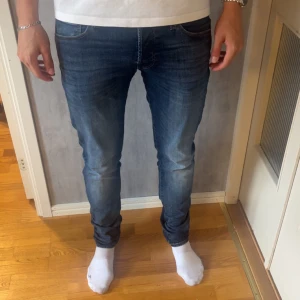 Jack and Jones slim Glenn jeans  - Säljer mina Jack and Jones slim Glenn jeans i mycket bra skick utan defekter. Modellen är 185 och väger 72 skriv vid frågor eller liknande!