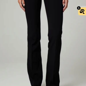 Vera kostymbyxor i TALL - Snygga svarta kostymbyxor från bik bok i modellen Vera som är bootcut. Byxorna har en klassisk rak passform upptill och lätt utsvängda ben nertill, vilket ger en stilren och modern look. Perfekta att matcha med en skjorta eller stickad tröja. Kostar 499 nypris.