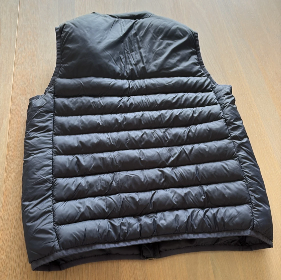 Mörkblå dunväst från Lyle & Scott - 1