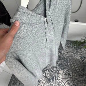 Grå hoodie med dragkedja och huva - Säljer en snygg kashmir/merino tröja för 700kr Tillverkad i kashmir/ merino. Inga defekter, helt oanvänd. Tröjan är i storlek M men passar även jätte bra på S. Om du har några frågor så finns jag i DM mvh MRcvb