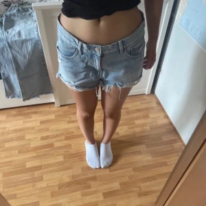 Blåa jeansshorts  - Jäeefina blåa jeansshorts från Gina💙 har använt ett par gånger men i bra skick. Säljer på grund av fel storlek.