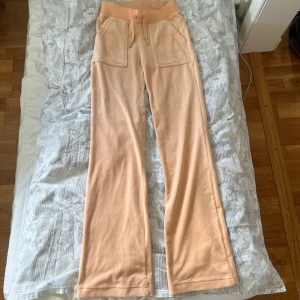  Juicy byxor i färgen beach sand - Säljer ett mjukisbyxor från Juicy Couture i storlek XXS. Är nästan aldrig använda.