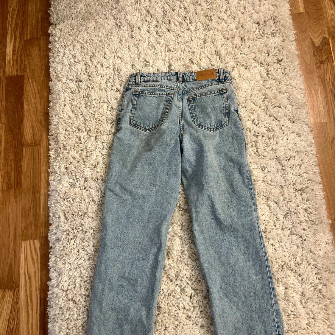 Ljusblå raka jeans från Monki - 1