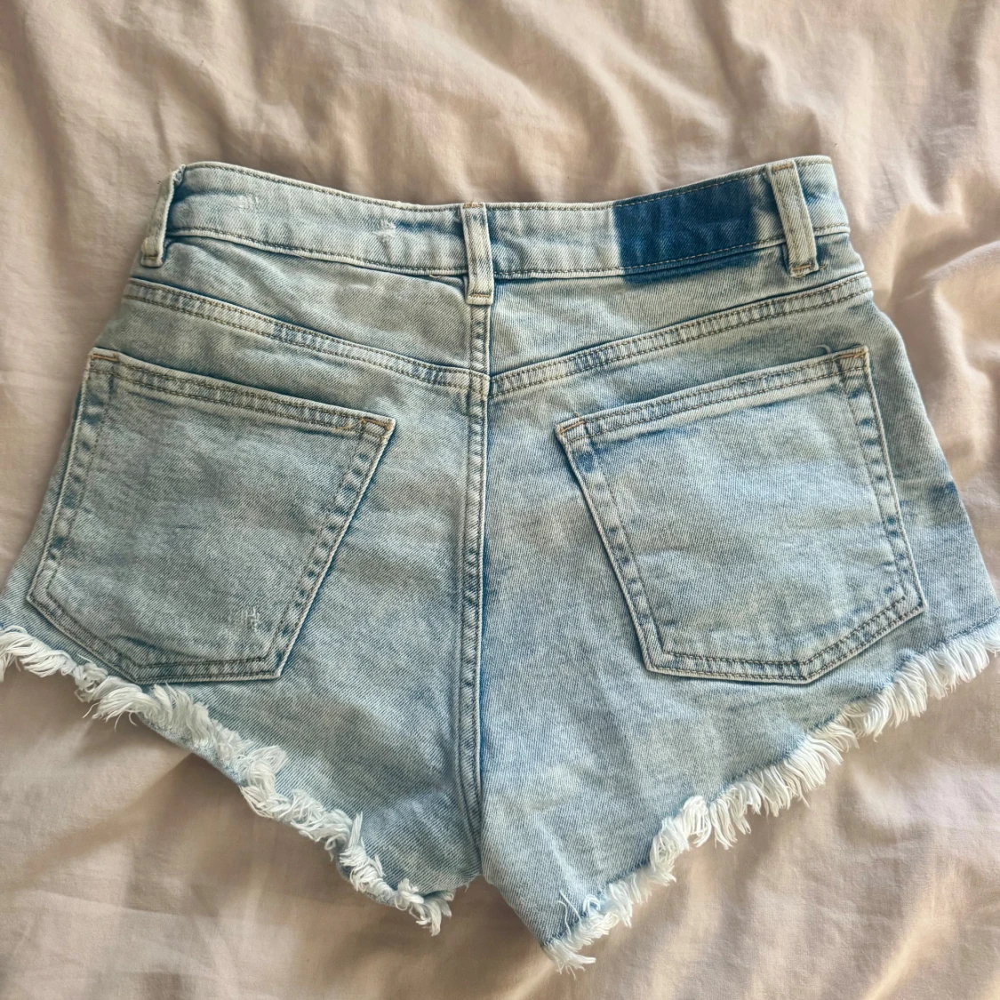 Ljusblå jeansshorts hm - 1