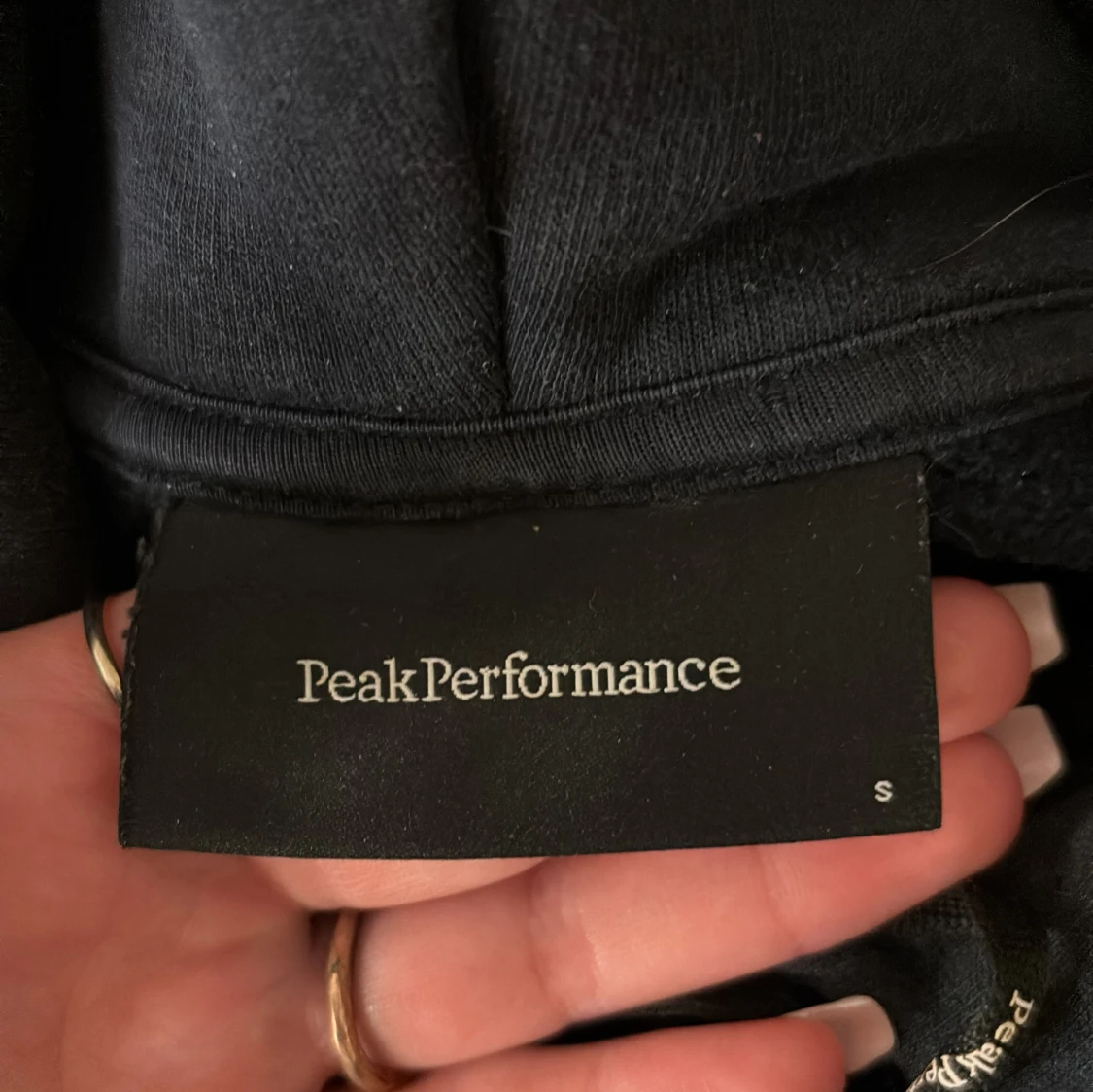 Mörkblå hoodie från Peak Performance - 2