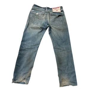 True religion jeans - Asfeta true religion jeans i modellen Joey super T. Fett slitage och relativt stora om du vill ha en baggy look. Dm för frågor!