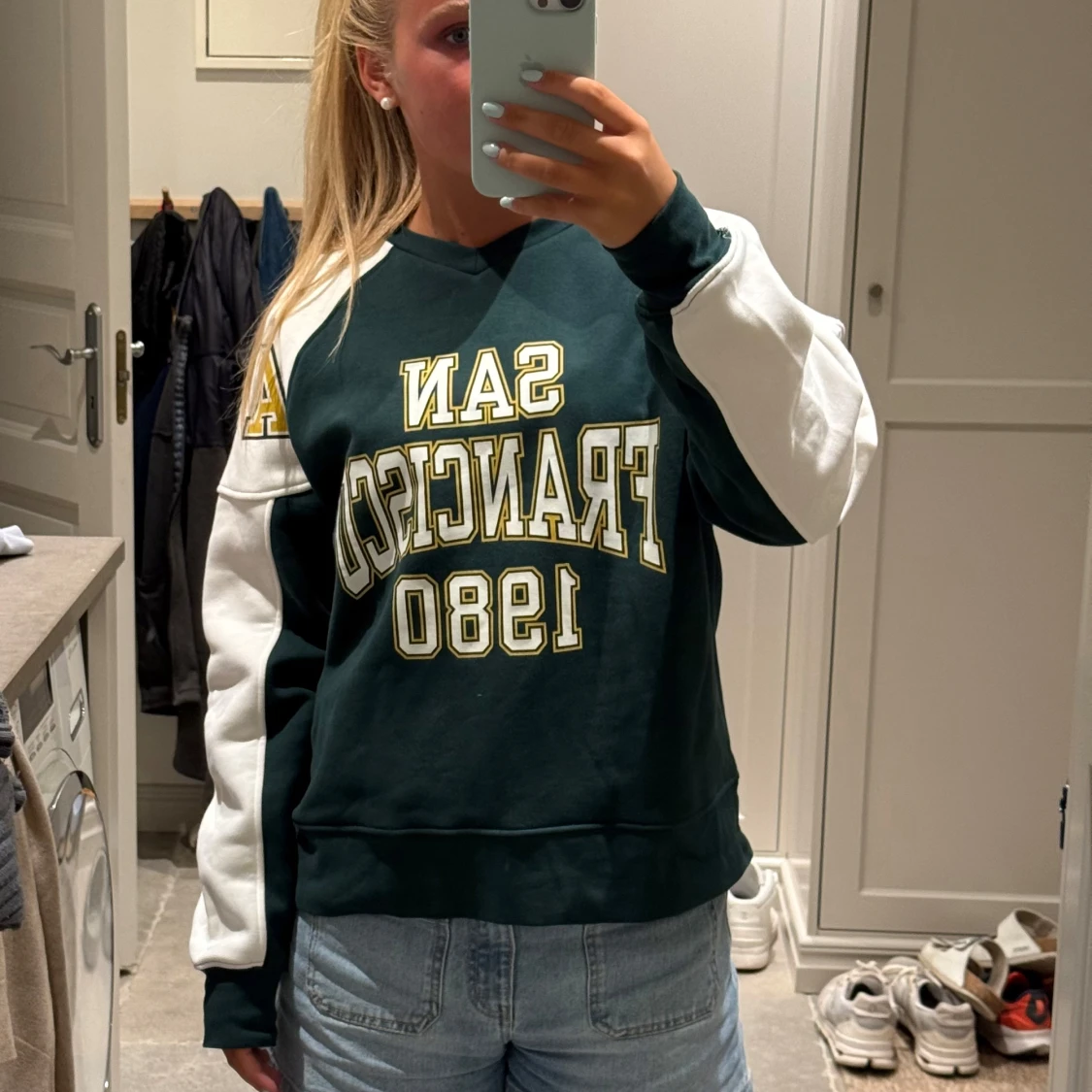 Grön sweatshirt med vita ärmar och tryck