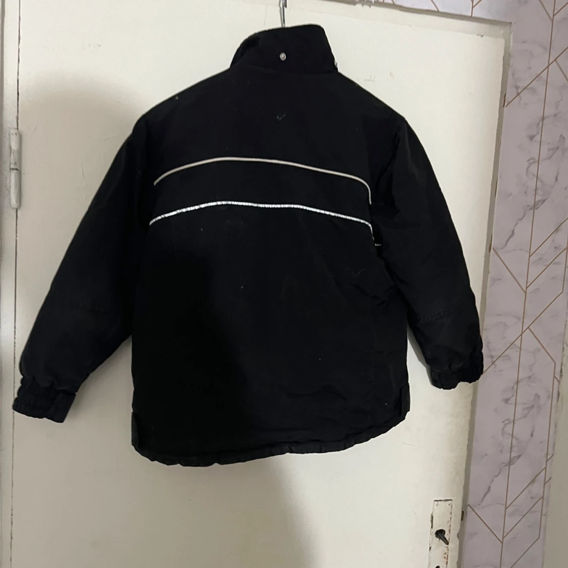 Svart vinterjacka från H&M med reflexdetaljer - 2