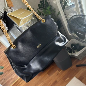 Handväska  - Jättefin väska jag använt en gång. Väskan är rymlig på ca 40 cm bredd med 3 fack. Även en ficka bakom. Kommer med dustbag. Nypris 1300 kronor. Nyskick! 