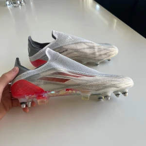 Adidas Fotbollskor - Helt nya Adidas X Speedflow som är använda 1-2 träningar. En väldigt sällsynt modell som är svår att få tag på idag. Skorna är till gräs då det är spikdobbar. Uk 9 vilket motsvarar 43-44