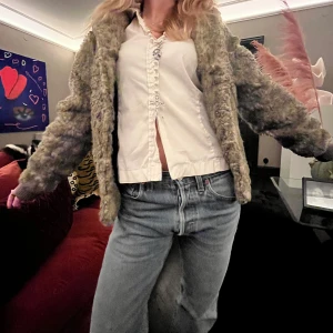 Grön/beige pälsjacka - Säljer en fluffig grön/beige pälsjacka. Jättemysig och den passar både på våren och hösten. Bara att skriva om du har frågor eller vill ha fler bilder. Kan mötas i Stockholm. 