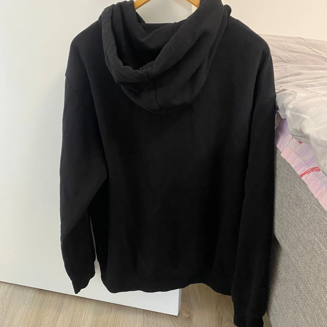 Svart hoodie med huva och ficka - 1