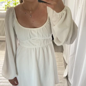 Vit långärmad klänning från Nelly - Superfin vit klänning från Nelly med långa puffärmar och markerad midja.                               Skriv dm för frågor🩷Pris kan diskuteras💕