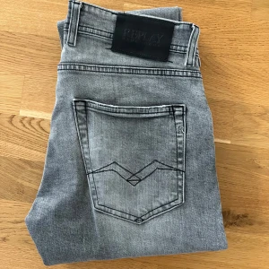 Gråa replay jeans - Säljer dessa gråa replay grover jeans i storlek 31, jeansen är i väldigt bra skick, hör av dig vid frågor eller fler bilder.
