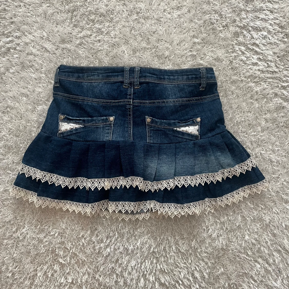 Jeanskjol med volang och spetsdetaljer - 1