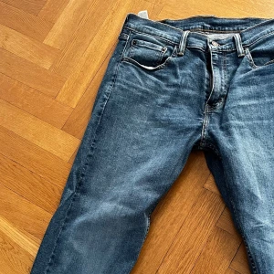 Levis 505 jeans - Ett par Levis 505 med sköna fades utan slitningar⚜️ Bra skick utan hål och så! Skicka vid frågor eller funderingar !