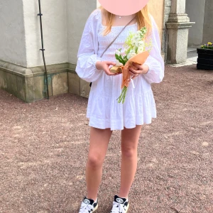 Vit klänning - Superfin vit klänning med smockad överdel och volang i kjolen. Perfekt till student, konfirmation eller midsommar! Bara använd 2 gånger och inga defekter 💗