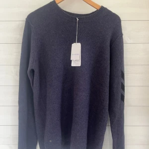 Zadig&Voltaire tröja (HELT NY) 100 % Kashmir  - Lila Zadig&Voltaire tröja| Skick: 10/10 (Helt Ny) Storlek:L Hör av er vid minsta fundering! 