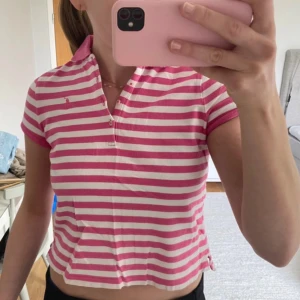 Ralph Lauren topp - Finaste toppen från Ralph Lauren i bra skick!! Så fin till sommaren🩷🩷xl i barnstorlek så typ xs