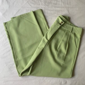 Ljusgröna kostymbyxor med pressveck - Säljer dessa ljusgröna högmidjade kostymbyxor med pressveck. Somrig färg som tyvärr inte passar med resten av min garderob! 💚