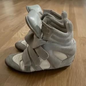  Isabelle Marant skor  - Säljer ett par Isabelle Marant skor  i grå mocka och vitt skinn. Storlek 39💕 Kolla in min bio innan ni köper!!