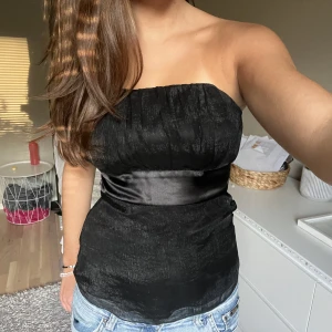 Svart tub topp - Super snygg tub topp som inte används längre (bilderna är från förra ägaren)