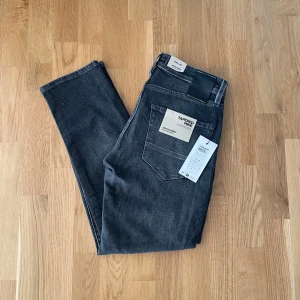 Svarta jeans Tapered Mike Jack & Jones - Tjena, säljer nu ett par svarta jeans från Jack & Jones, modell Tapered Mike. Jeansen är helt oanvända! Skriv gärna om ni har några funderingar🤩💭