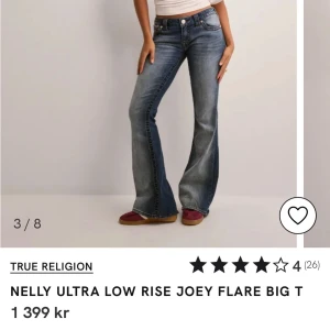 Low Waist True Religion Jeans - Säljer dessa jeans då de inte används! De är i NYSKICK, använda ca 2 gånger. Inga defekter heller!! Nypris är 1399kr och de är slutsålda i flera storlekar! Hör av dig om du har någon fråga, pris går att diskutera💕